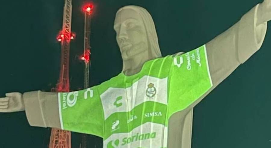 (VIDEO) ¿Ayuda divina? Santos Laguna proyecta su nueva camiseta sobre estatua de Jesús