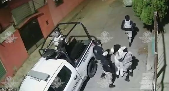 Uniformados de la GN que golpean a hombre y manosean a mujer en Ecatepec