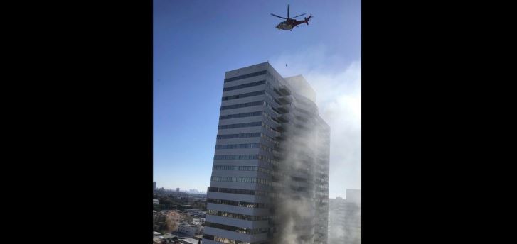 EE.UU.: Se incendia edificio de 25 pisos en y la gente salta por las ventanas