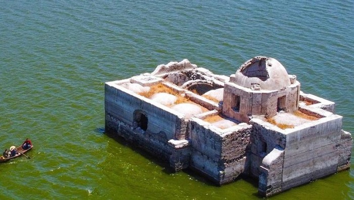 Sequía descubre iglesia hundida hace 40 años en Guanajuato