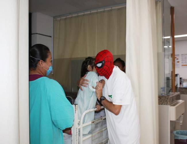 Yucatán: Enfermero del IMSS se disfraza de 'Spider Man' para alegrar a pequeños pacientes