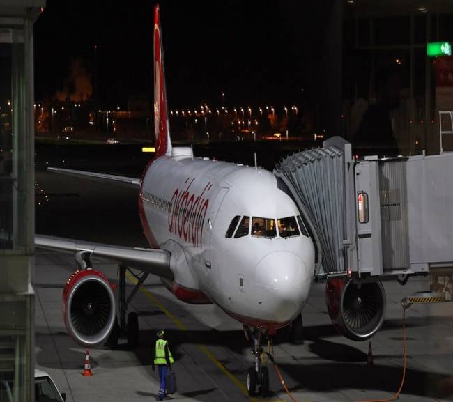 Pensó que era el baño y abre la puerta de emergencia de un avión