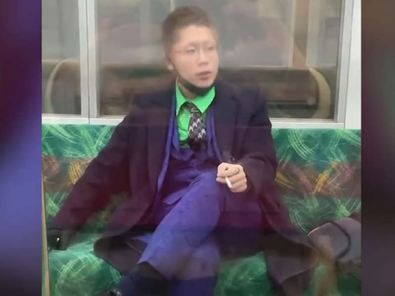 En Tokio,  sujeto disfrazado Joker apuñala pasajeros en tren
