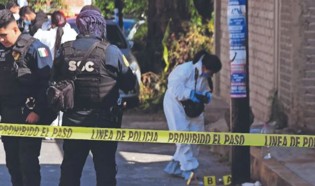 Amarran manos a hombre y le dan cinco puñaladas en la cabeza