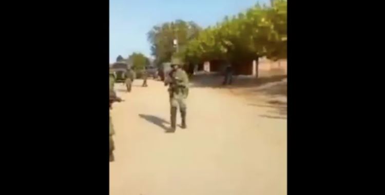 (VÍDEO) Civiles acarreados por el CJNG atacan con explosivos a militares