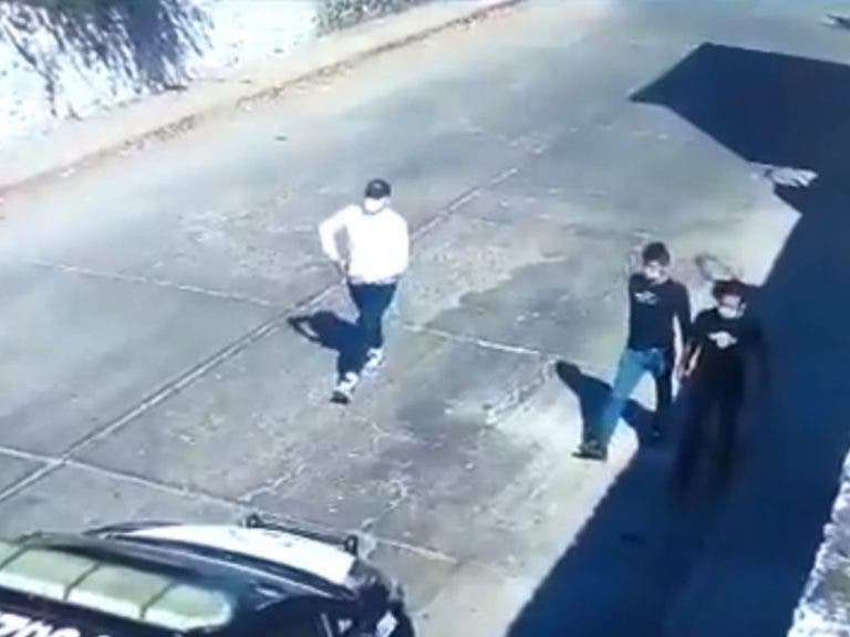 (VÍDEO) Morelos: Tres sujetos acribillan a un agente de tránsito en su patrulla