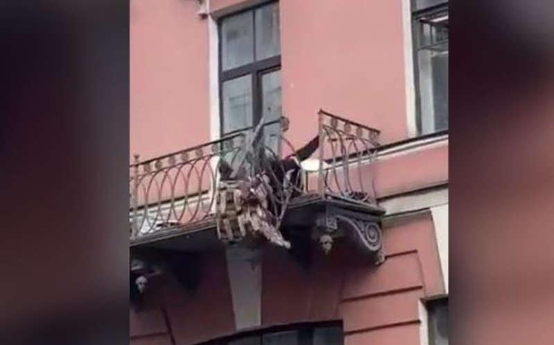 (VÍDEO) Pareja cae de 7 metros de altura por pelear en un balcón