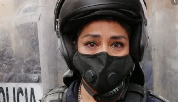 ¿Por qué el llanto de mujer policía en la marcha feminista?