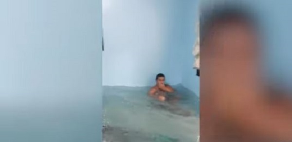 (vídeo) Convirtieron su casa en una piscina para pasar la cuarentena en Filipinas