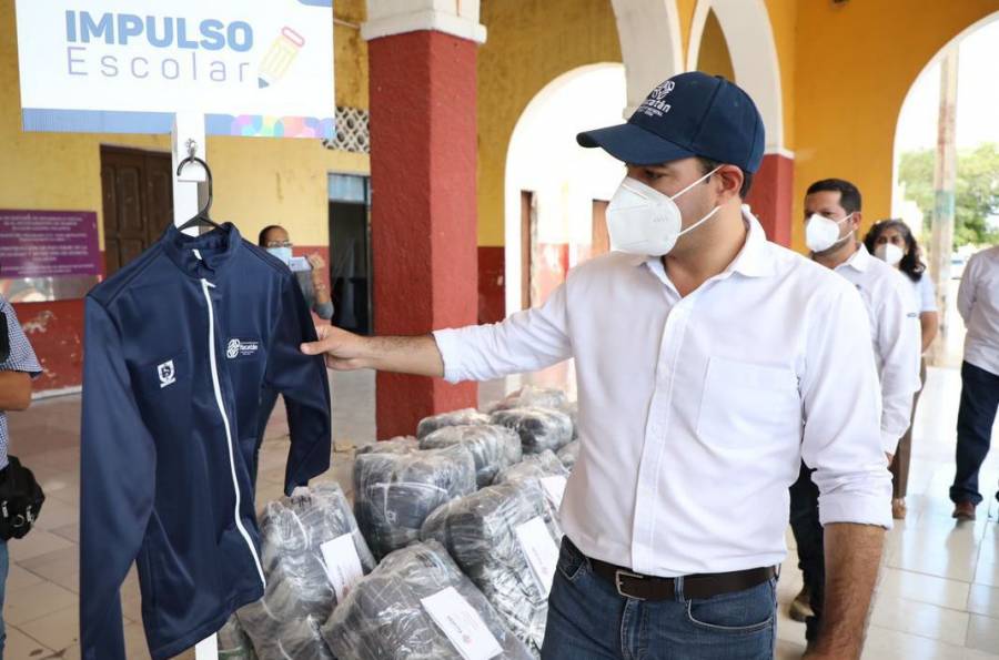 Vila Dosal entrega chamarras y becas económicas para estudiantes de Homún