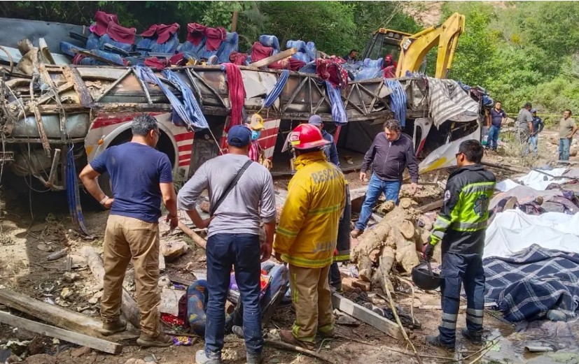 Autobús de pasajeros vuelca y cae a barranco en Oaxaca; saldo de 27 muertos