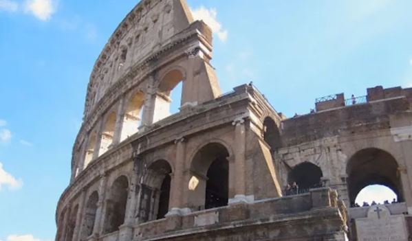 Turista va a prisión por grabar su nombre en el Coliseo de Roma
