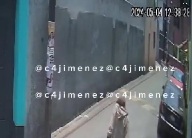 (VÍDEO) Edomex: Momento que un indigente droga agrede brutalmente a mujer