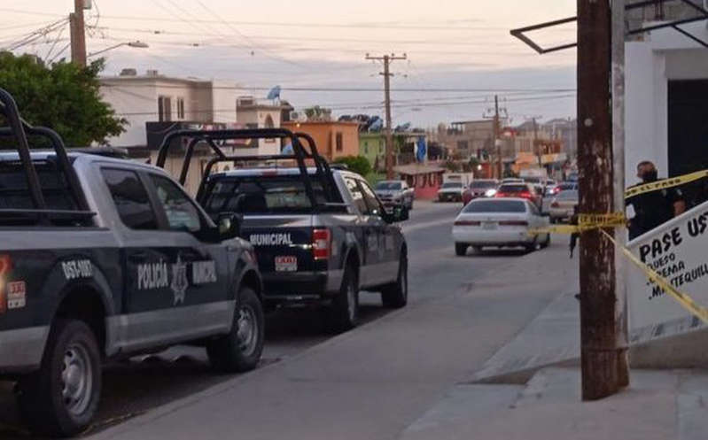 Matan a hombre tras golpear a su madre y atacar a policías con un machete