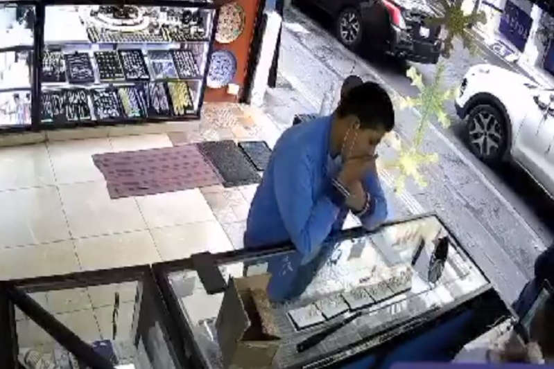 VIDEO. Tragándose los anillos; así roban a las joyerías en Puebla