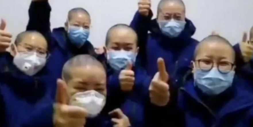Enfermeras chinas afeitan se rapan para evitar contagio de coronavirus