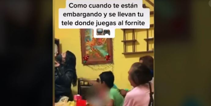 (VÍDEO) Niño llora al presenciar el embargo de la televisión de su casa