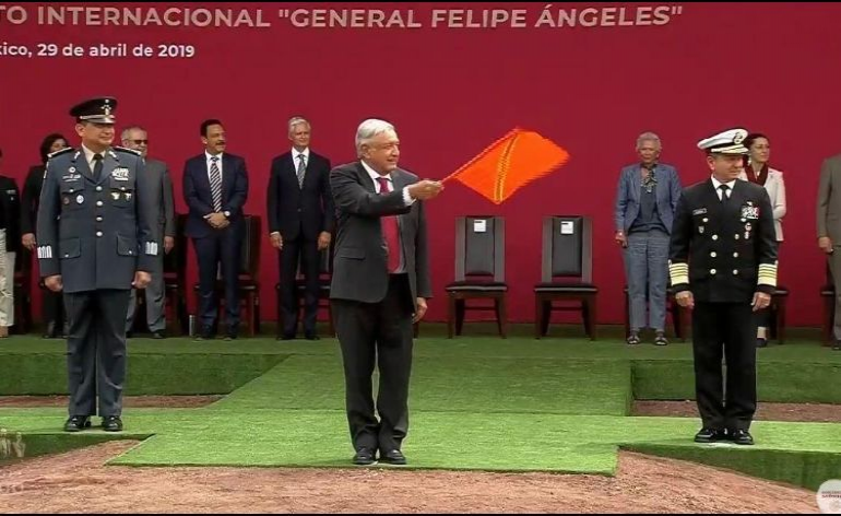 López Obrador de banderazo de inicio de estudios y trabajos para aeropuerto de Santa Lucía