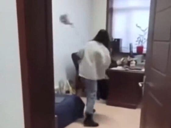 (VÍDEO) Trabajadora del hogar golpea a su jefe por acoso íntimo