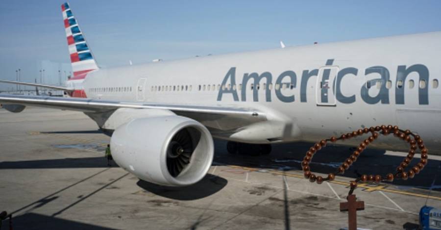 Pasajero 'poseído' se traga un rosario  y causa caos en aerolínea