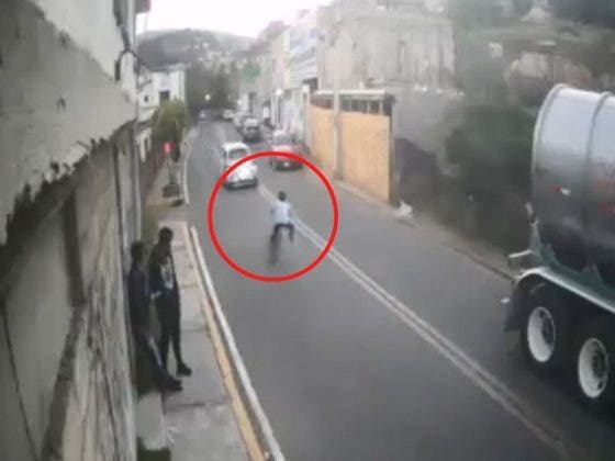 (VÍDEO) Conductor iba en exceso de velocidad y embiste a niño en bicicleta