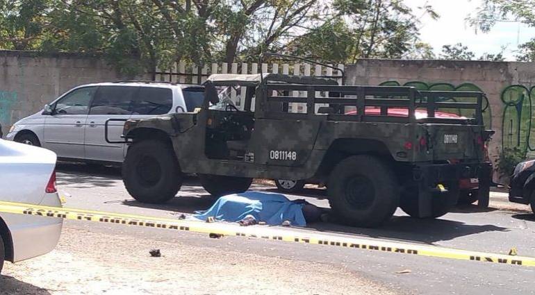 Motociclista muere arrollado por camión militar en Mérida