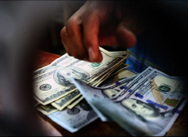 Dólar inicia con ligera alza, se vende en 19.73 pesos en bancos