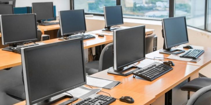 La Secretaría de Economía rectifica; no dejará a empleados sin computadoras