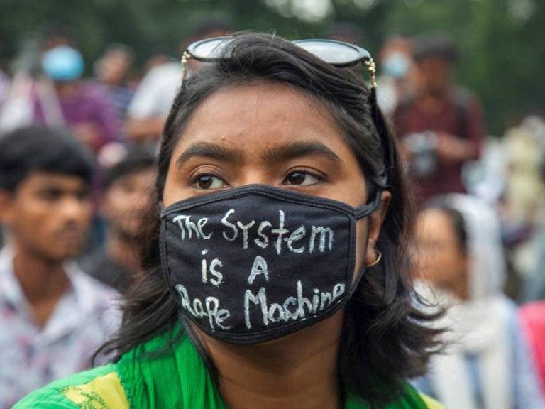 Tras protestas feministas, aprueban la pena de muerte para violadores... en Bangladesh