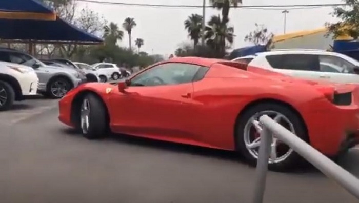 (VIDEO) Tuca Ferretti se va del Estadio Universitario a bordo de su Ferrari