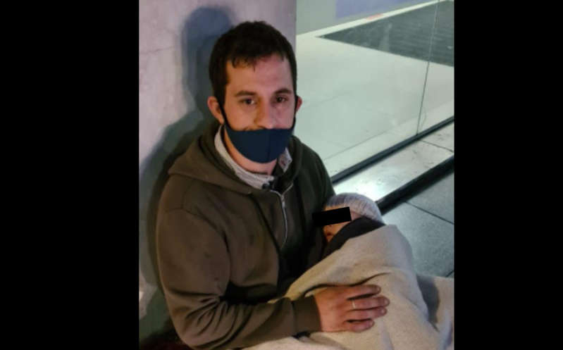 Hombre que pedía trabajo en calle con bebé se hace viral y consigue empleo