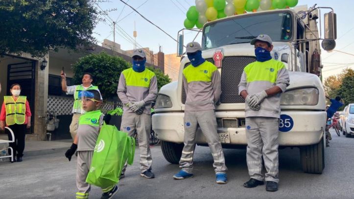 Festeja sus tres años junto a sus "superhéroes": los recolectores de basura