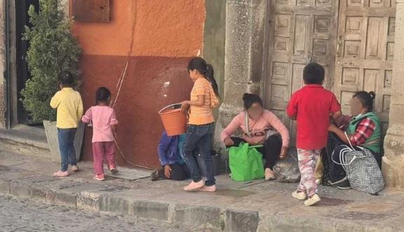 Guanajuato: Mujeres "alquilan" a sus hijos por $100 pesos limosnear