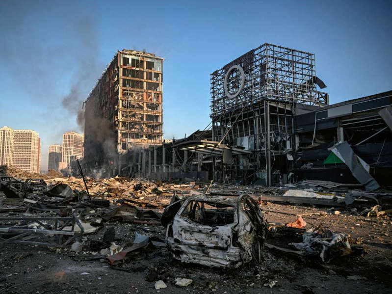 Rusia bombardea centro comercial en Kiev y deja al menos 8 muertos