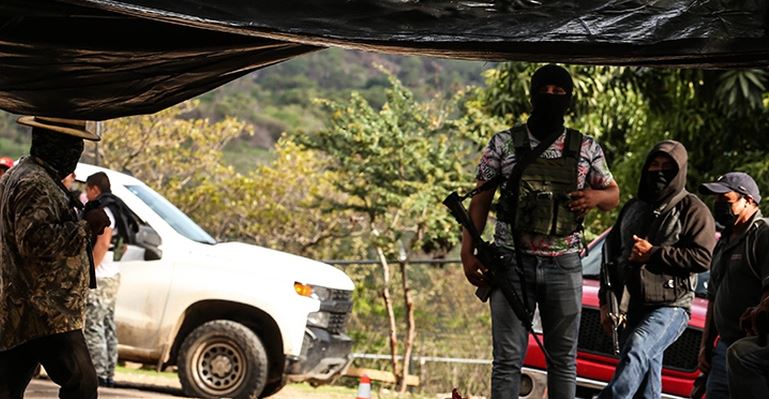 Aguacateros de Michoacán toman armas contra cárteles