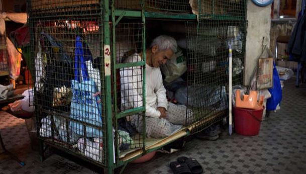 En Hong Kong miles de personas obligadas a vivir en "casas ataúd"