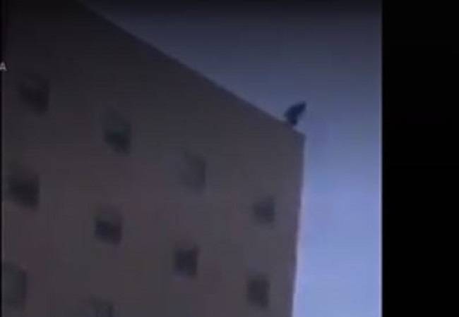 Mujer se quita la vida lanzándose de edificio de 7 pisos, en Tijuana
