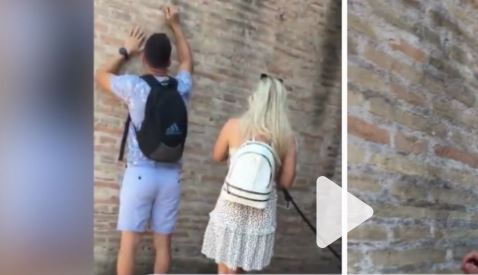 El turista que rayó el Coliseo romano dijo que no sabía la"antigüedad del monumento"