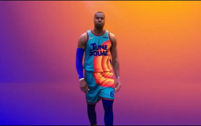 LeBron James presenta el uniforme que utilizará en "Space Jam 2"