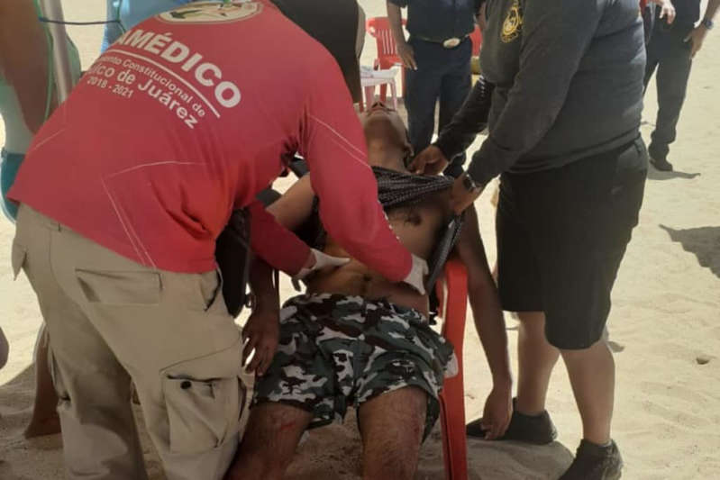 Turista cae sobre rocas en el mar al fallar su paracaídas en Acapulco