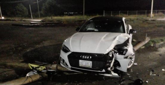 Destrozó su auto de $1.000,000 y luego se da a la fuga