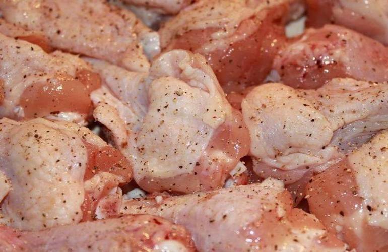 Los riesgos de lavar el pollo crudo