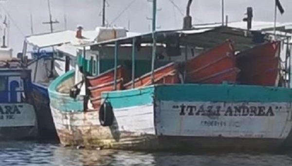 Progreso: Barco pesquero contamina el mar como si nada