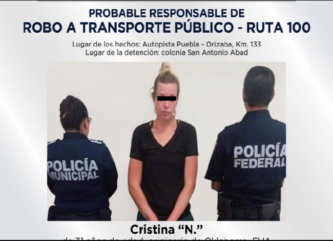 Detienen a mujer estadounidense por asalto a transporte en Puebla