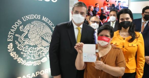 Entregan el primer pasaporte electrónico en México