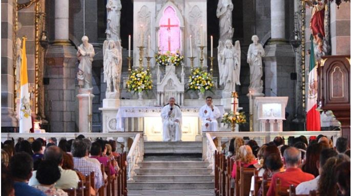 (VIDEO) Mujer roba en una iglesia de Hidalgo; olvidó el séptimo mandamiento