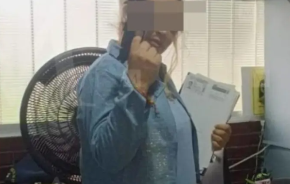Directora de primaria en Edomex posa con arma de fuego