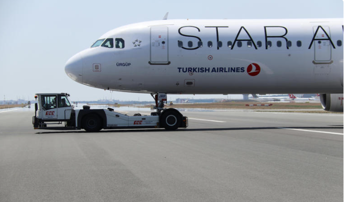 Multarán a pasajeros de avión que se levanten antes de tiempo