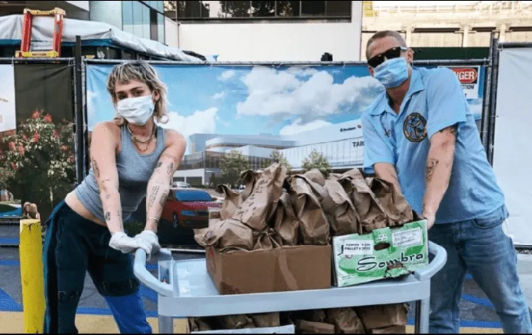 Miley Cyrus y Cody Simpson entregan tacos a personal médico