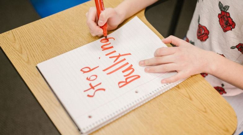 (VÍDEO) Alumno clava pluma a su compañera de clase por burlarse de él durante exposición